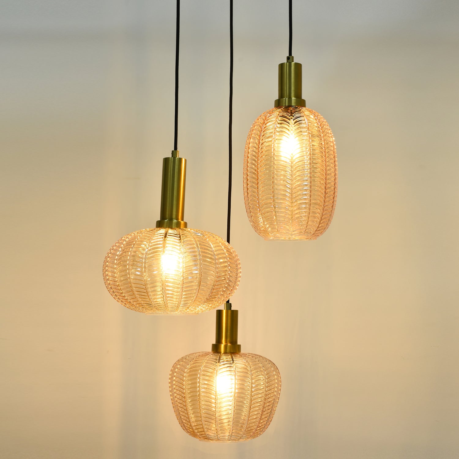 Hanglamp Zwart met Messing en Amber Glas – 3-Lichts - Liva