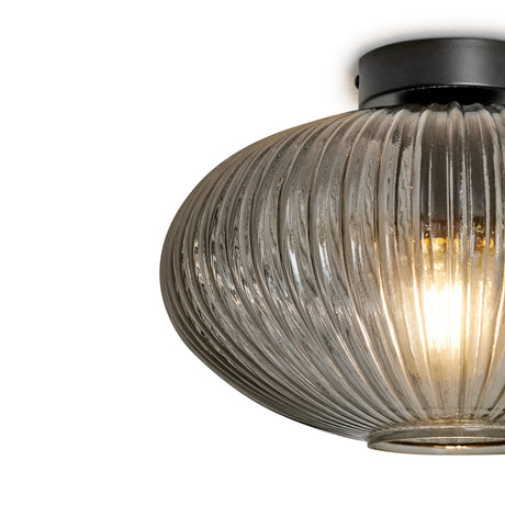 Slaapkamerverlichting met ronde plafondlamp van smokeglas voor een rustige sfeer